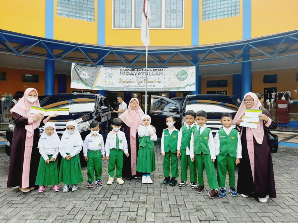 Berbagi kebahagiaan TK ISLam Hidayatullah Semarang